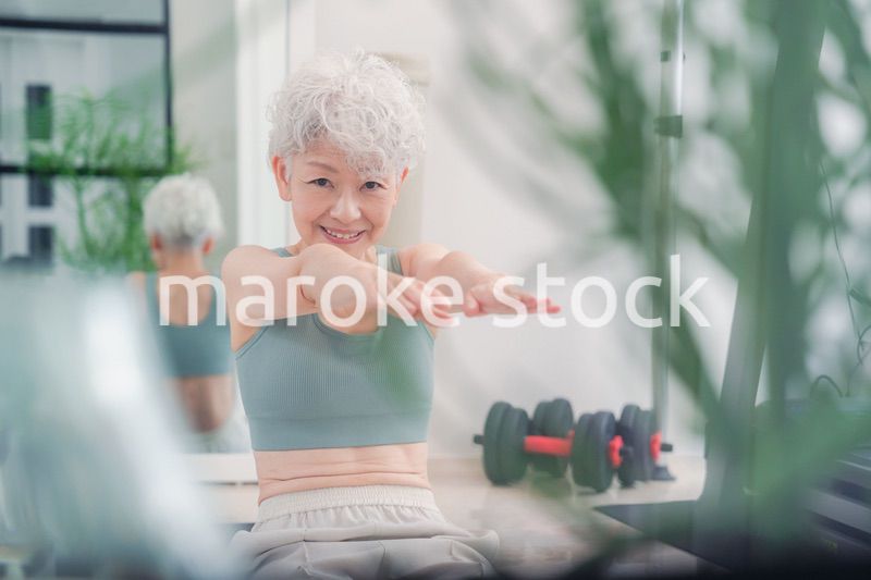 ジムで鍛えるシニアの女性