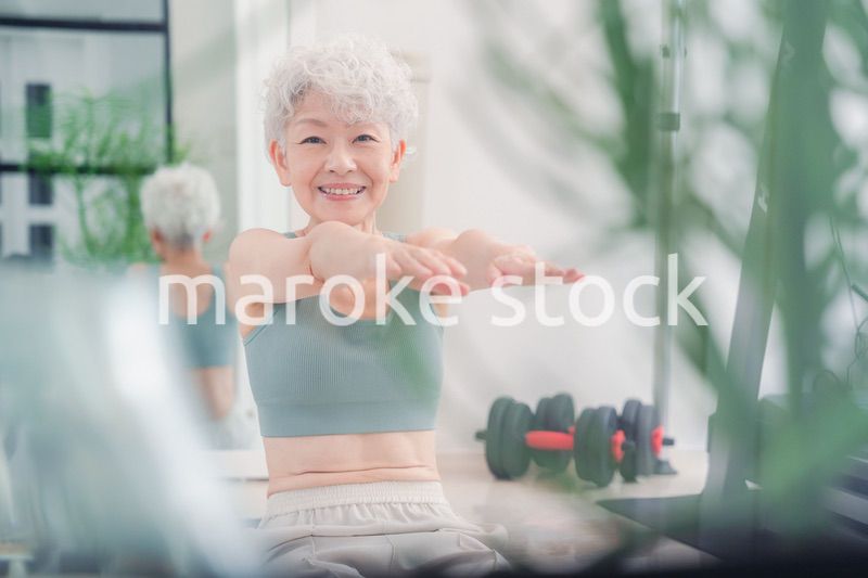 ジムで鍛えるシニアの女性