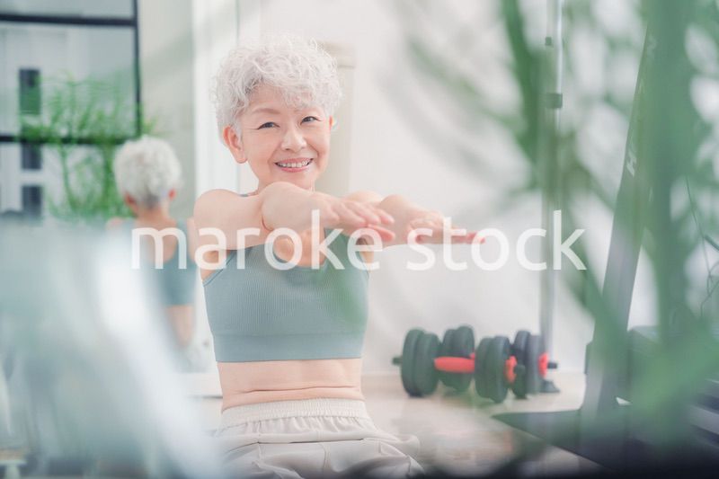 ジムで鍛えるシニアの女性