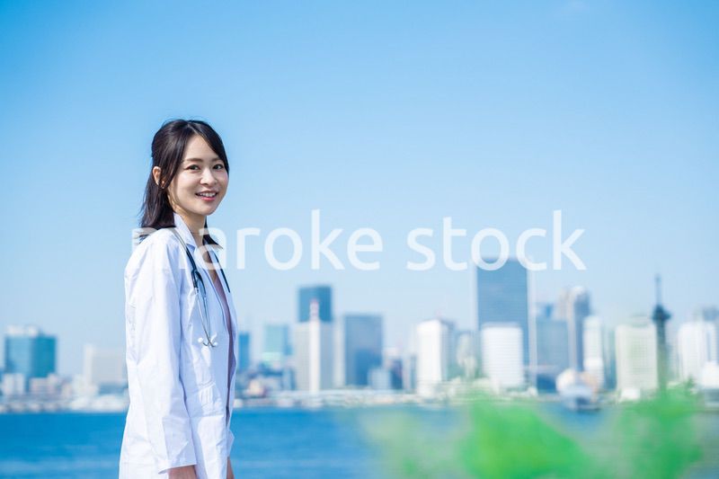 笑顔で外を歩く女性のドクター