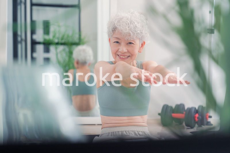 ジムで鍛えるシニアの女性