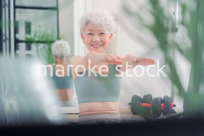ジムで鍛えるシニアの女性