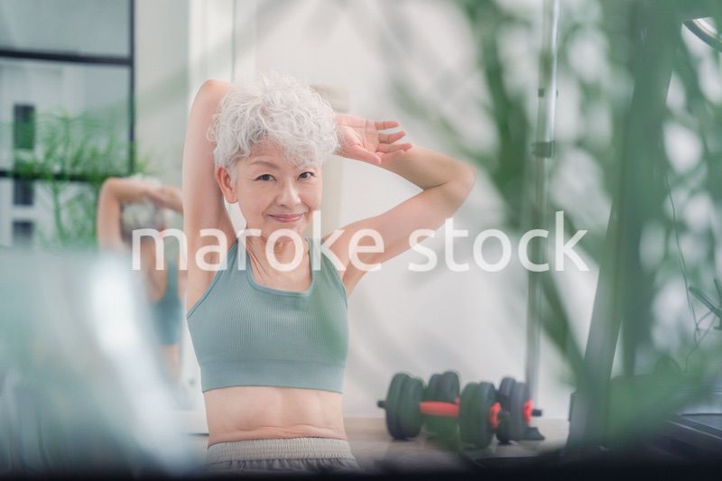ジムで鍛えるシニアの女性