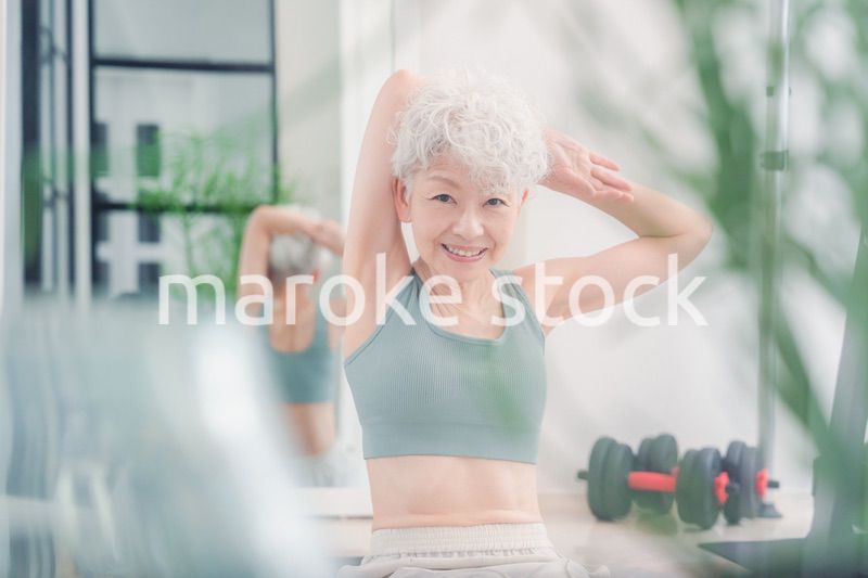 ジムで鍛えるシニアの女性