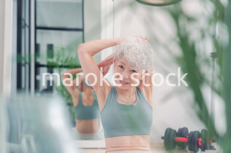 ジムで鍛えるシニアの女性