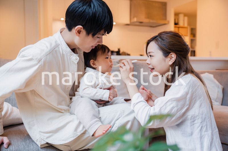 離乳食を食べる赤ちゃん