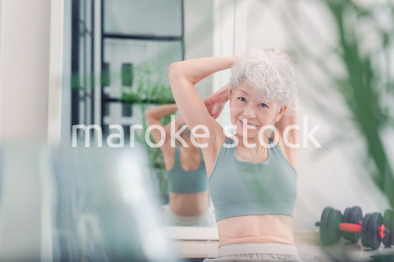 ジムで鍛えるシニアの女性