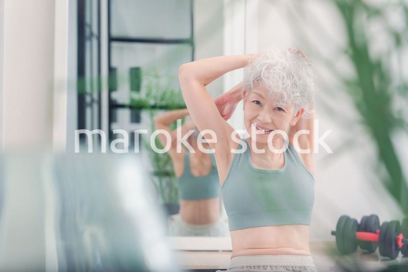 ジムで鍛えるシニアの女性