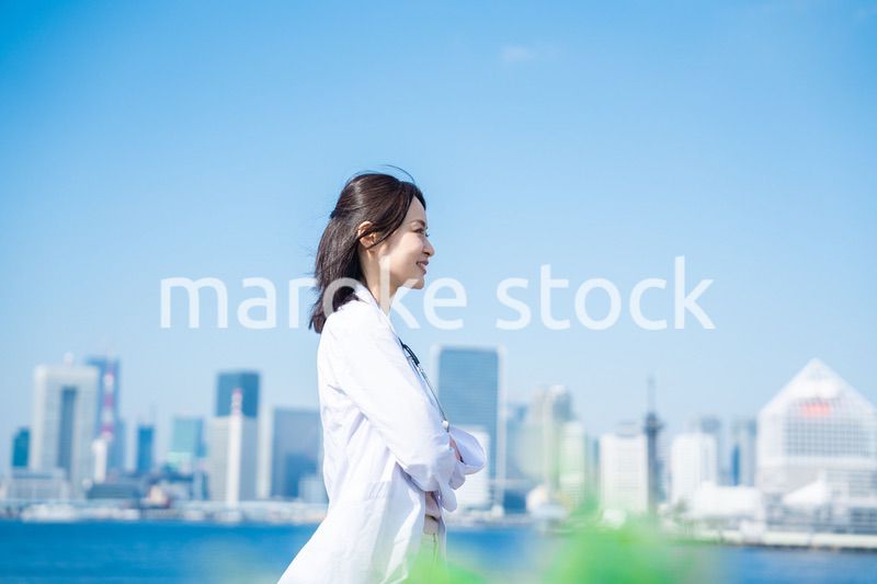 笑顔で外を歩く女性のドクター