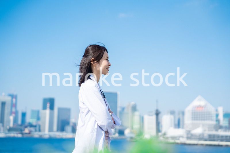 笑顔で外を歩く女性のドクター