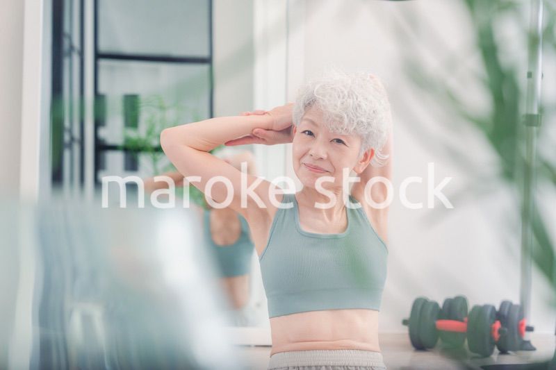 ジムで鍛えるシニアの女性