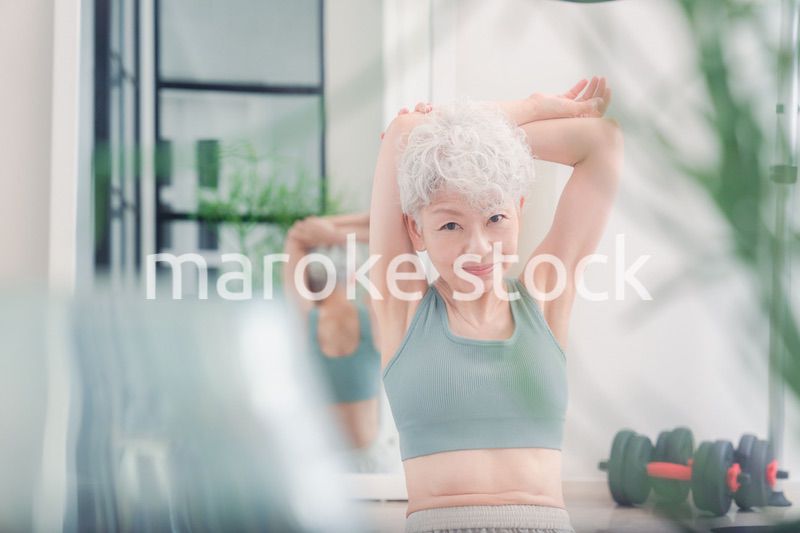 ジムで鍛えるシニアの女性