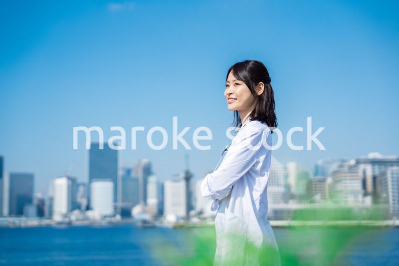 笑顔で外を歩く女性のドクター