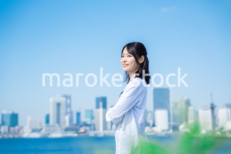 笑顔で外を歩く女性のドクター