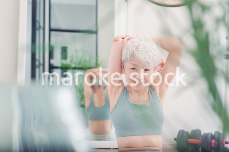 ジムで鍛えるシニアの女性
