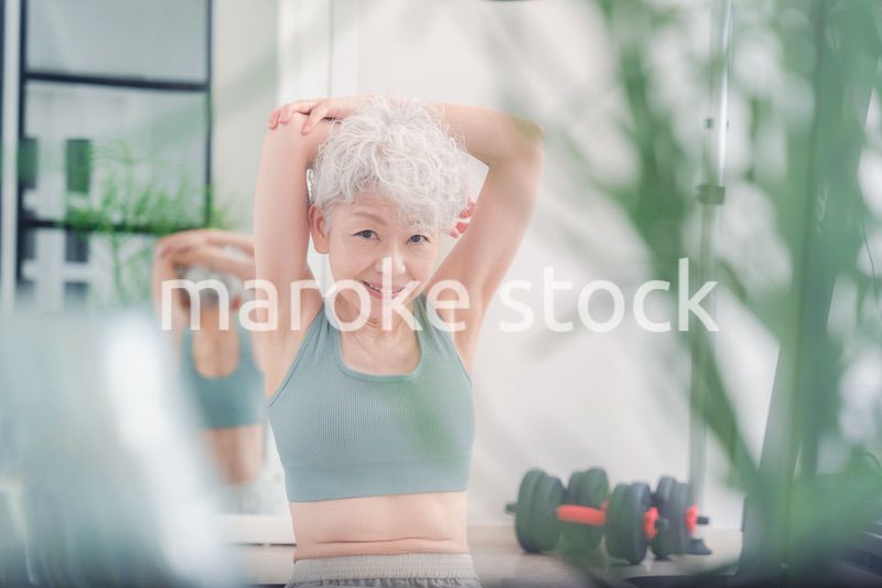 ジムで鍛えるシニアの女性
