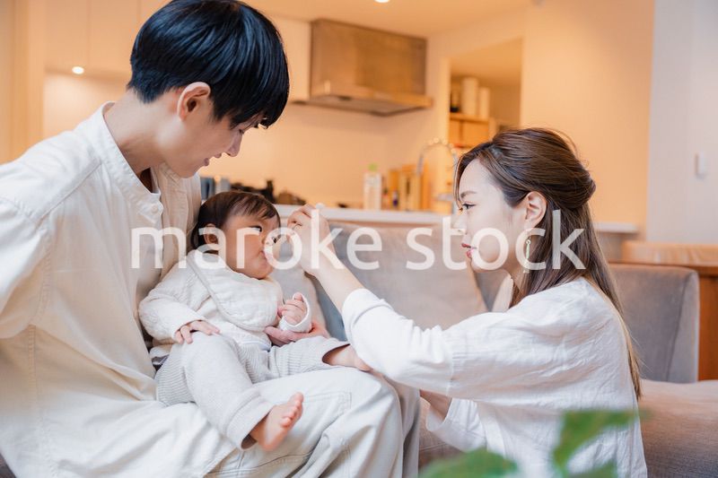 離乳食を食べる赤ちゃん