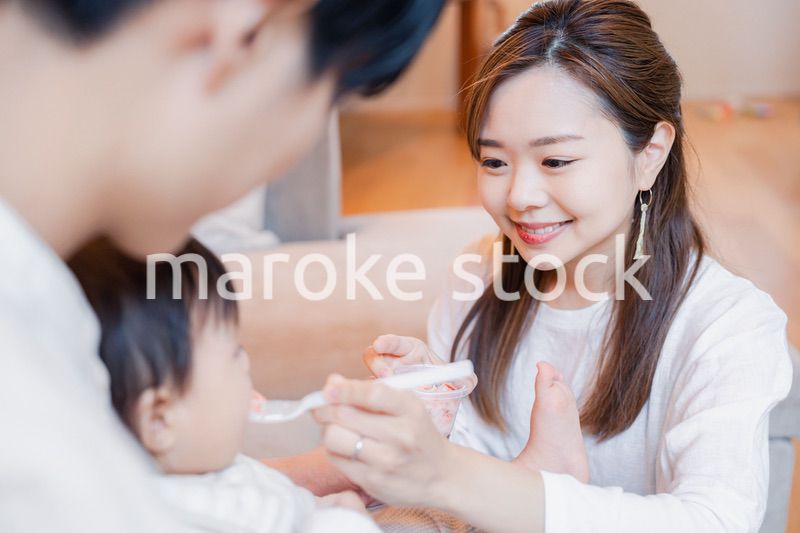 離乳食を食べる赤ちゃん