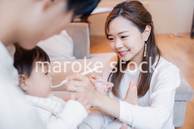 離乳食を食べる赤ちゃん