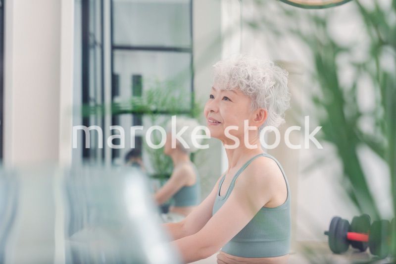 ジムで鍛えるシニアの女性