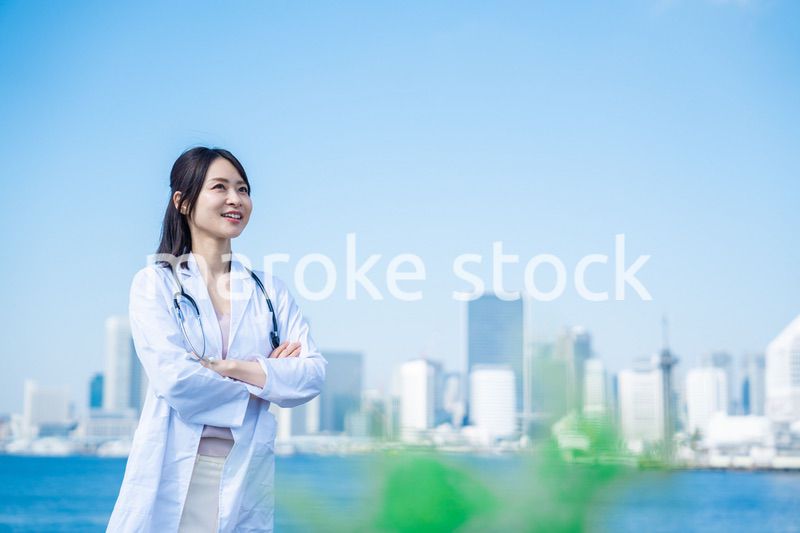 笑顔で外を歩く女性のドクター