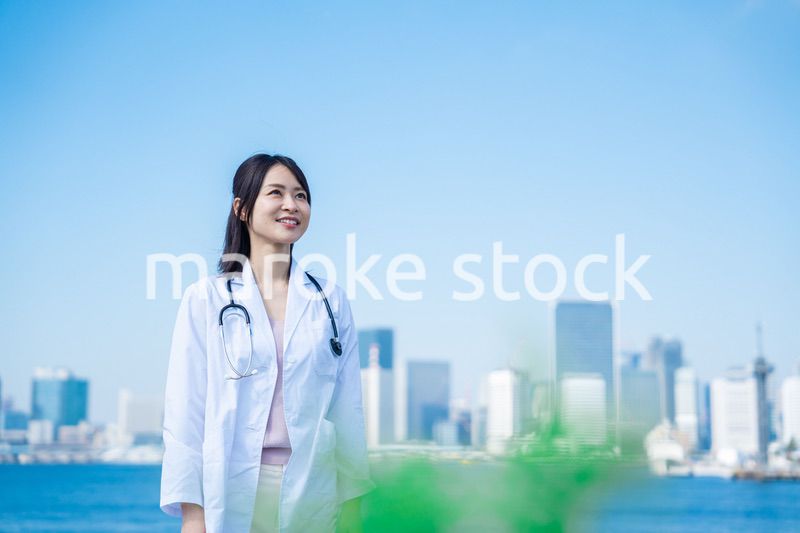 笑顔で外を歩く女性のドクター