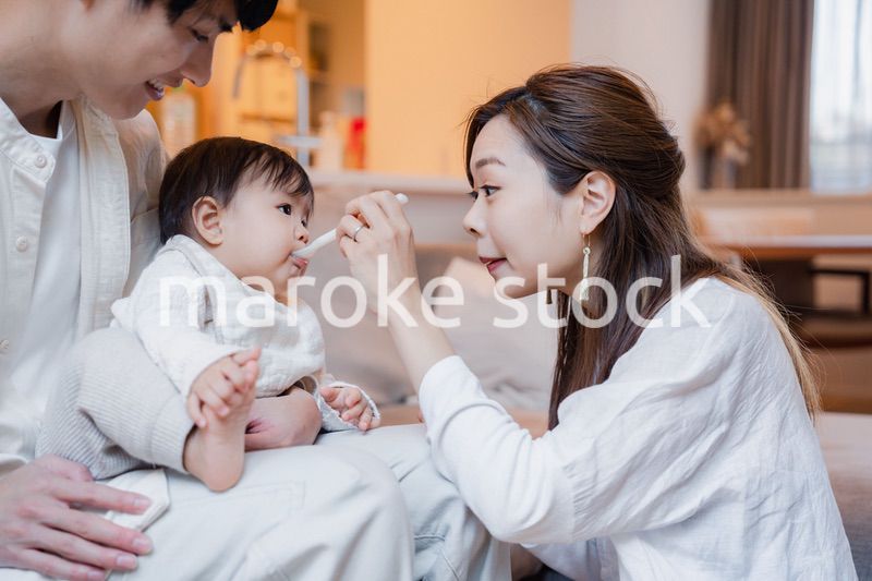 離乳食を食べる赤ちゃん