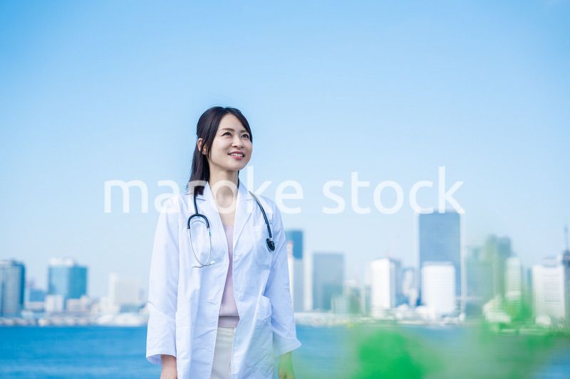 笑顔で外を歩く女性のドクター