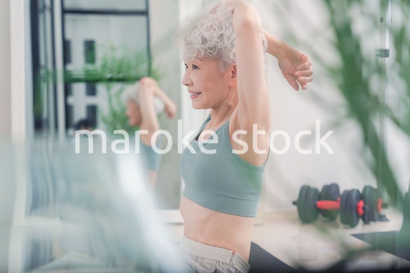 ジムで鍛えるシニアの女性