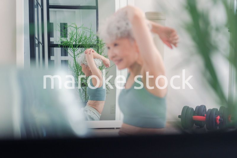 ジムで鍛えるシニアの女性