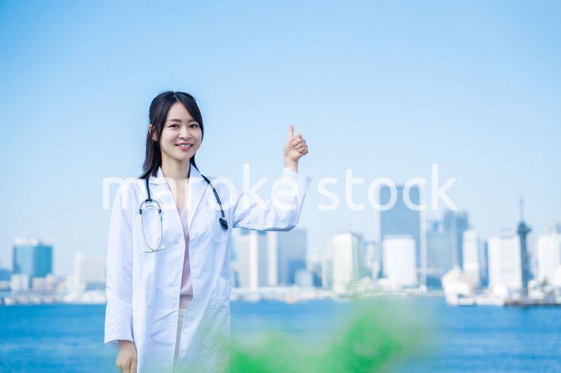 笑顔で外を歩く女性のドクター