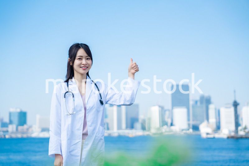 笑顔で外を歩く女性のドクター