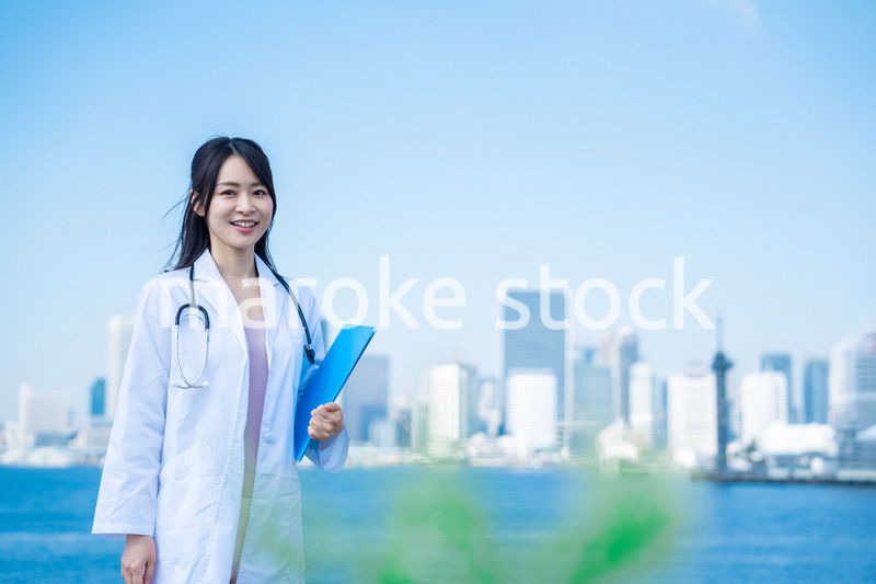 笑顔で外を歩く女性のドクター