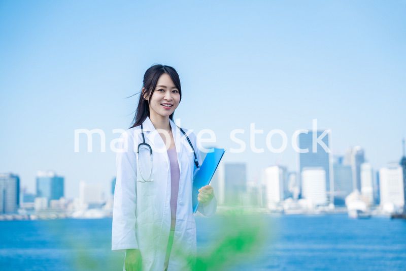 笑顔で外を歩く女性のドクター
