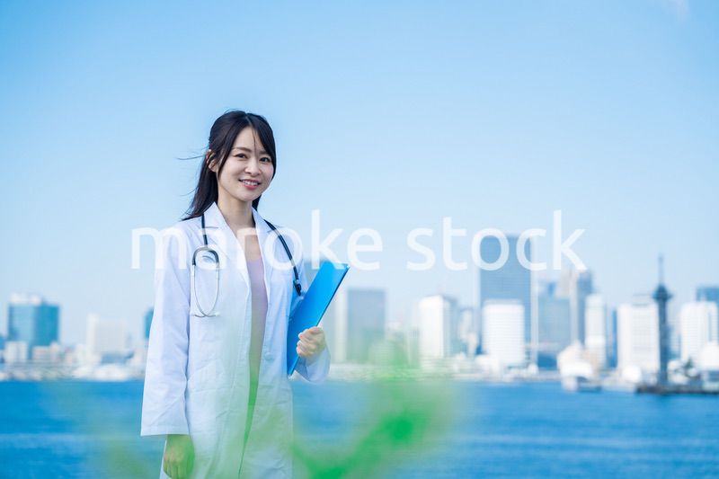 笑顔で外を歩く女性のドクター