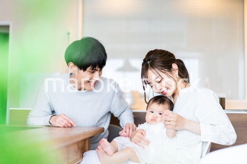 赤ちゃんのいる幸せな家族