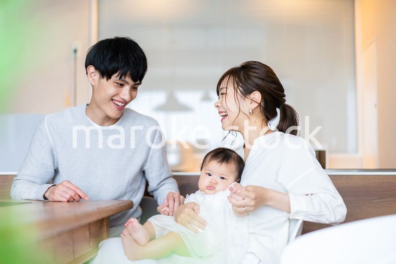 赤ちゃんのいる幸せな家族