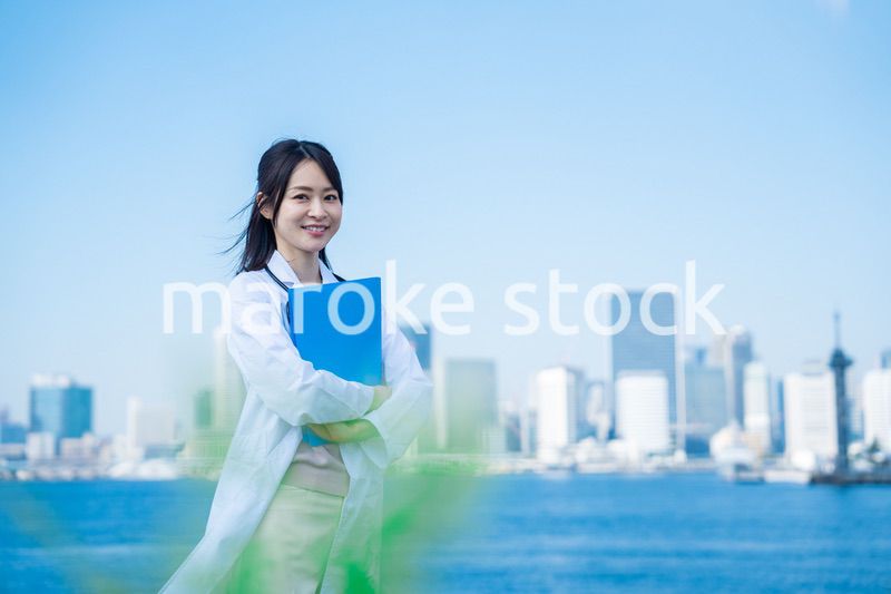 笑顔で外を歩く女性のドクター