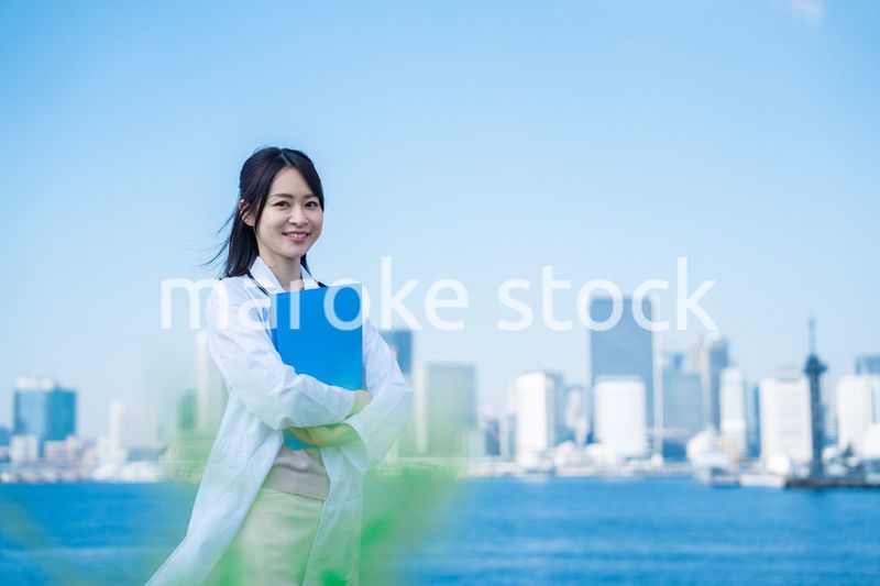 笑顔で外を歩く女性のドクター