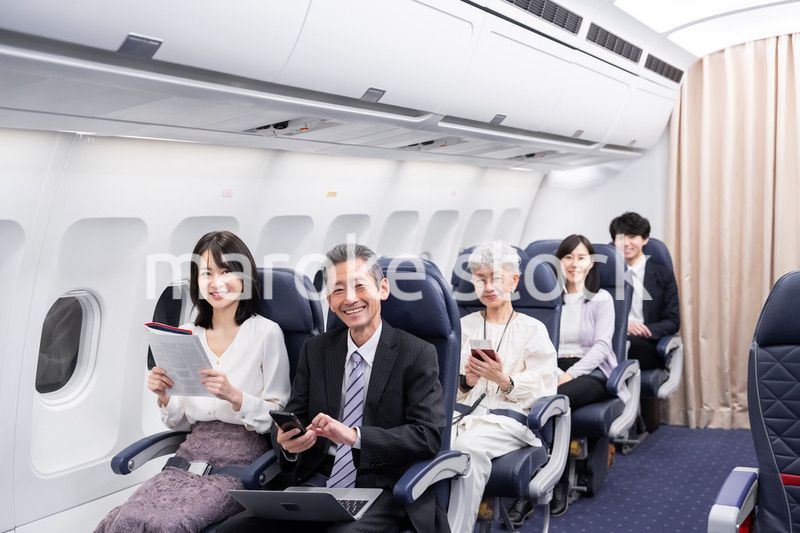 飛行機で移動をする乗客