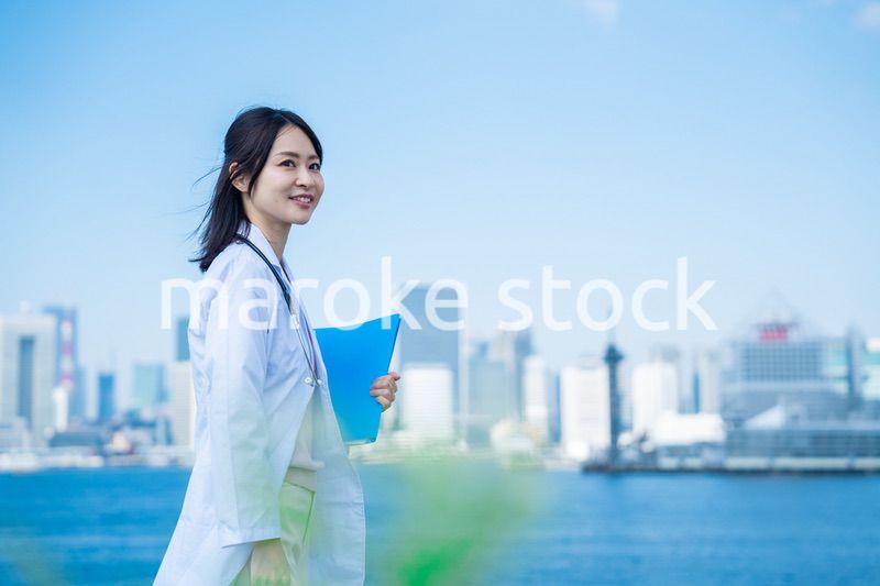 笑顔で外を歩く女性のドクター