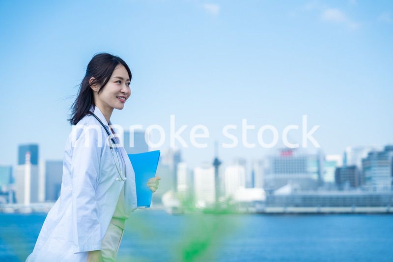 笑顔で外を歩く女性のドクター