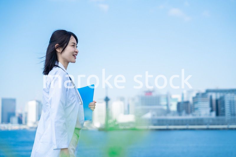 笑顔で外を歩く女性のドクター