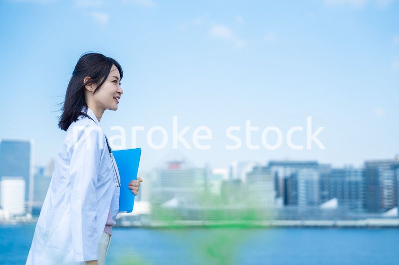 笑顔で外を歩く女性のドクター