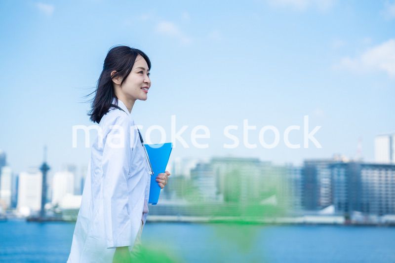 笑顔で外を歩く女性のドクター