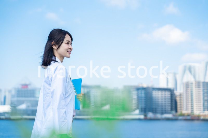 笑顔で外を歩く女性のドクター