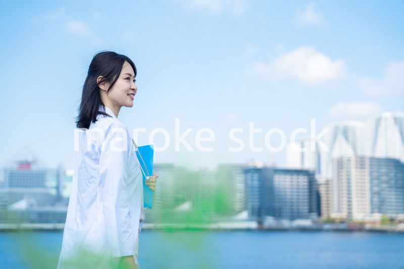 笑顔で外を歩く女性のドクター