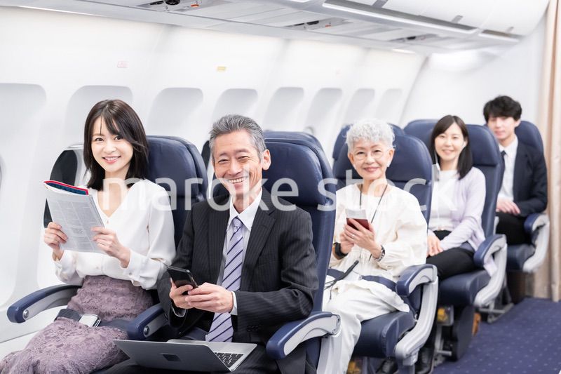 飛行機で移動をする乗客