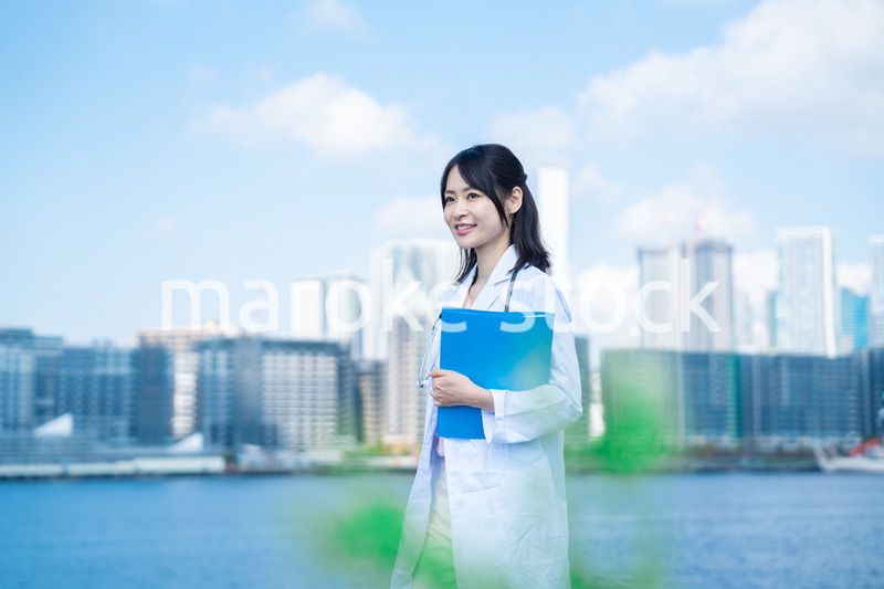 笑顔で外を歩く女性のドクター