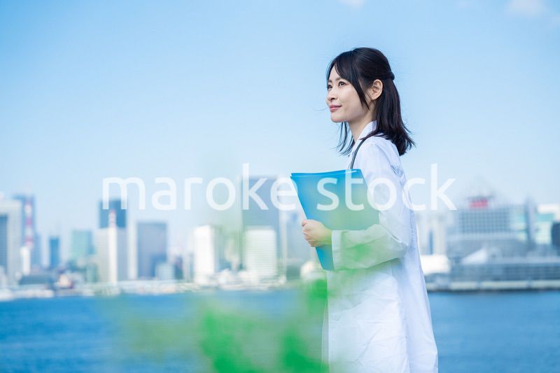 外を歩く研究者の女性